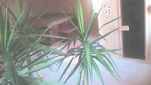 Una habitación con una puerta de madera y un letrero.