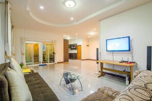 4-Bedroom Pool Villa  | منطقة المعيشة | تلفزيون بشاشة مسطحة بحجم 40-بوصة يعرض قنوات تلفزيونية باشتراك مدفوع
