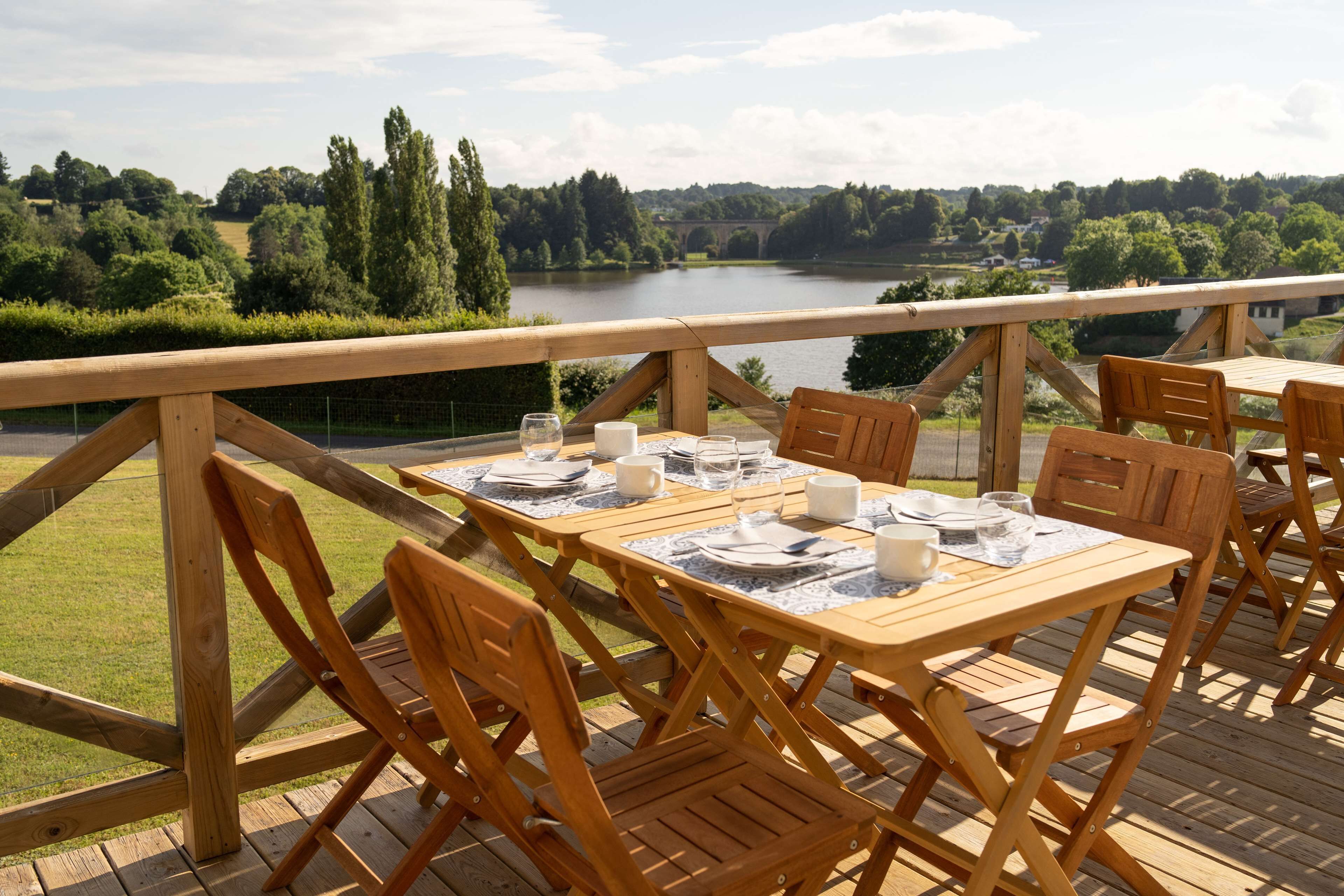 朝食 (ビュッフェ)、毎日提供 (1 名様 13 EUR)