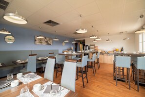 Daily buffet breakfast for a fee - Brit Hotel Confort La Tour Blanche (Saint-Yrieix-la-Perche)