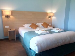 Comfort Room | Desk, free WiFi, bed sheets - Brit Hotel Confort La Tour Blanche (Saint-Yrieix-la-Perche)