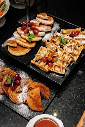 Free buffet breakfast on weekdays 