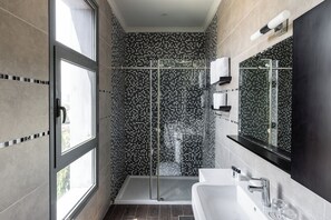 Deluxe Suite | Bathroom | Free toiletries, bathrobes, slippers, bidet - Palmeiras Suite Hotel (Luanda)
