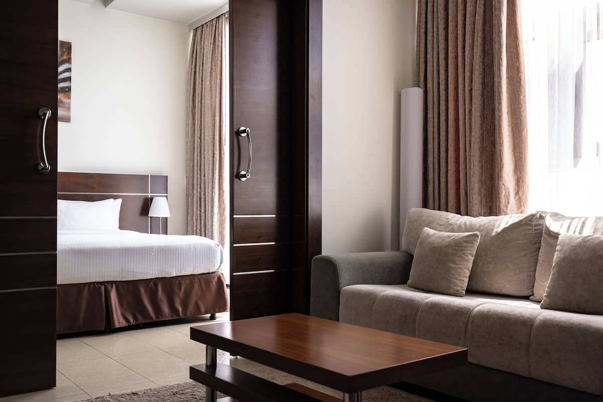 Junior suite | 1 slaapkamer, een minibar, een kluis op de kamer, een bureau