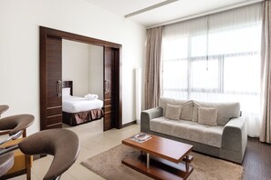 Phòng Suite Tiêu chuẩn (Twin) | Minibar, két bảo mật tại phòng, bàn, màn/rèm cản sáng 