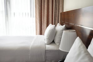 Junior Suite | Minibar, in-room safe, desk, blackout drapes - Palmeiras Suite Hotel (Luanda)