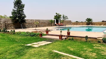 Outdoor pool, sun loungers