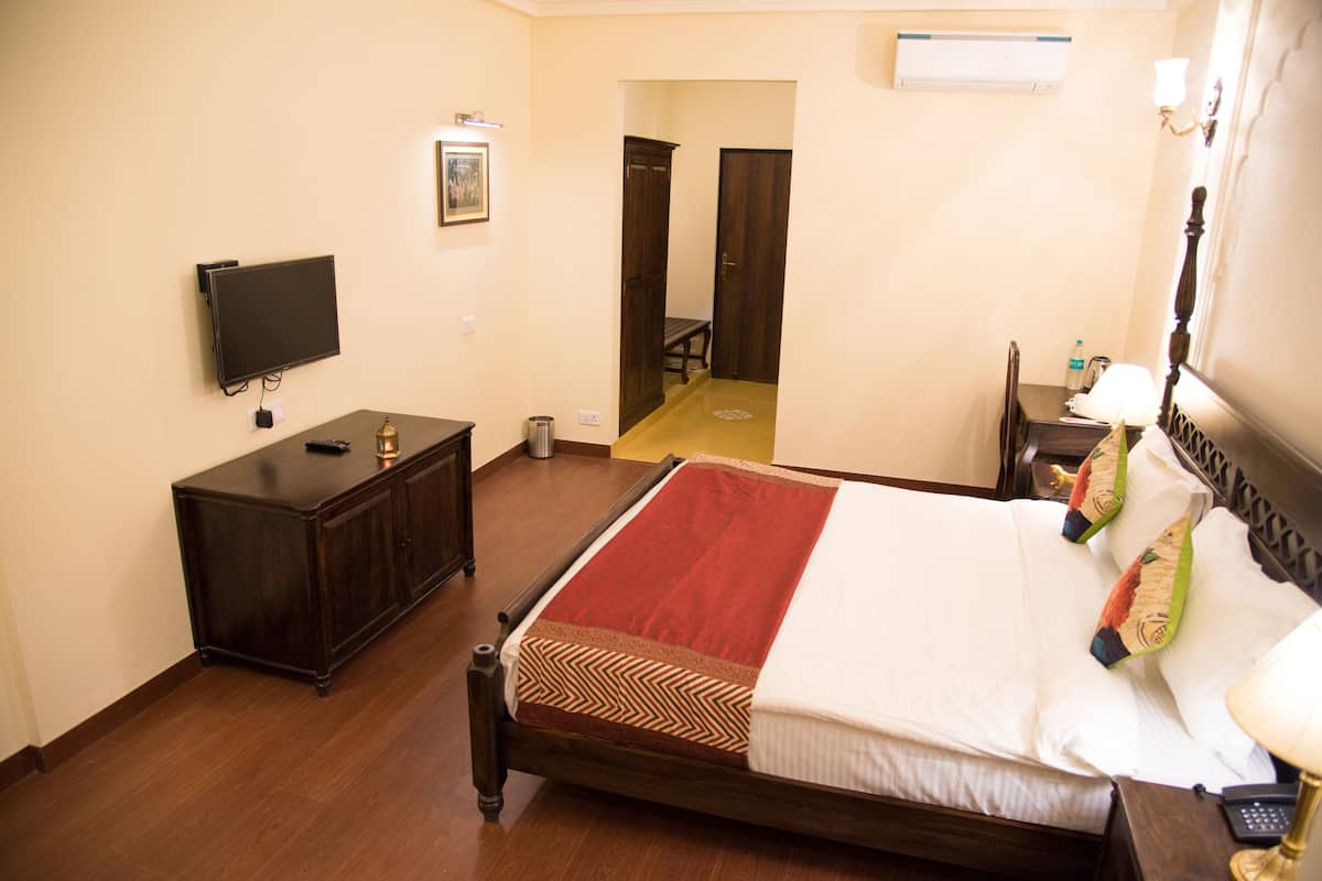 Egyptian cotton sheets, premium bedding, minibar, in-room safe