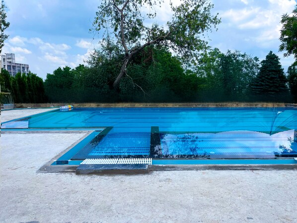 Outdoor pool, pool loungers