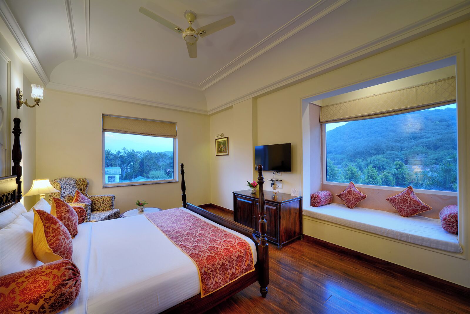 Egyptian cotton sheets, premium bedding, in-room safe, desk