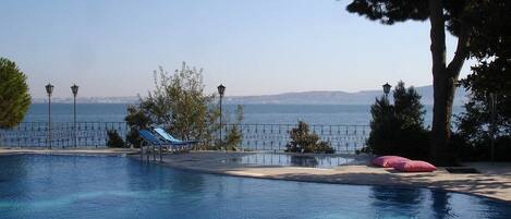 Alberca al aire libre por temporada y camastros