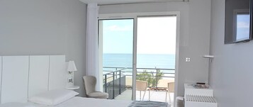 Habitación doble superior, terraza, frente al mar | Caja fuerte, sistema de insonorización, wifi gratis y ropa de cama