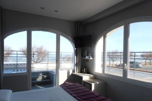 Habitación doble, terraza, frente al mar | Caja fuerte, sistema de insonorización, wifi gratis y ropa de cama