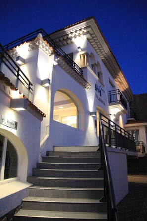 Front of property – evening/night - Hôtel Valencia (Hendaye)