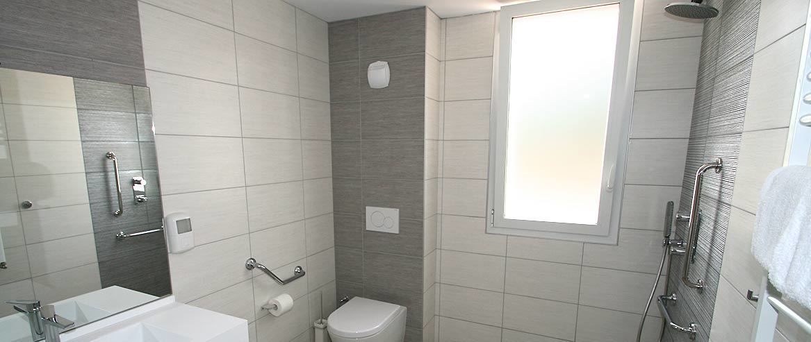 contigue triple room, ground floor | bathroom | shower, free toiletries, towels