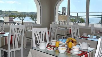 TĂ€gliches FrĂŒhstĂŒcksbuffet (14 EUR pro Person)