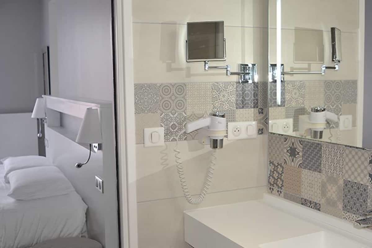 comfort double room, terrace | in-room safe, soundproofing, free wifi, bed sheets