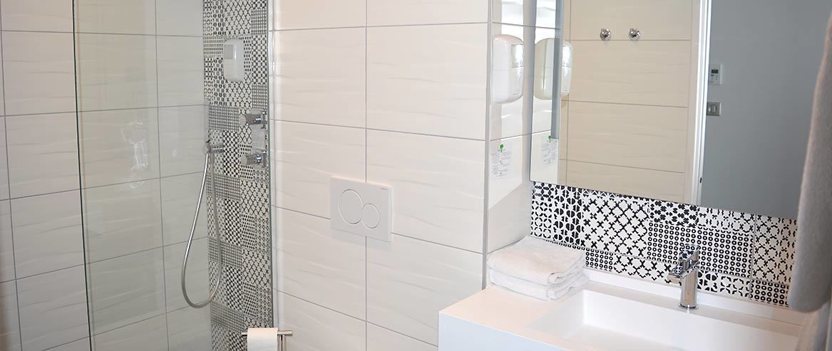 comfort double room, terrace | bathroom | shower, free toiletries, towels