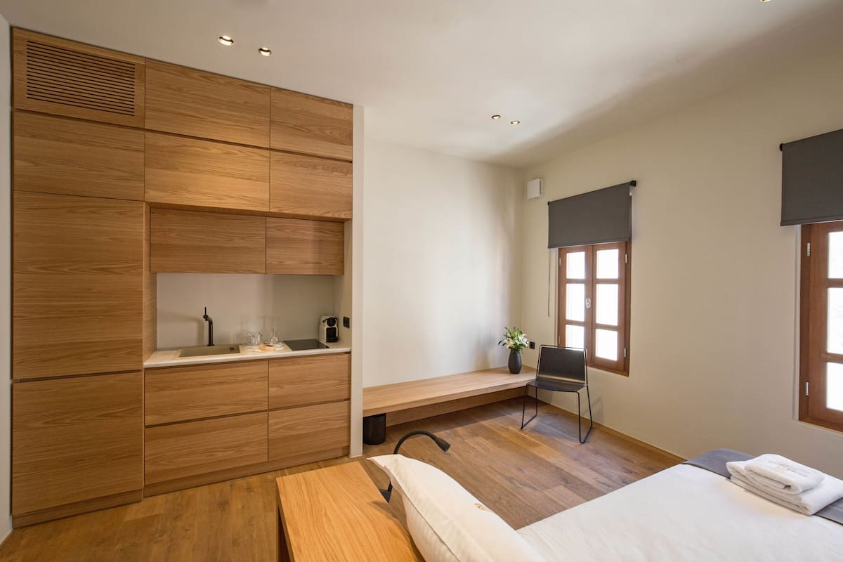 In-room safe, soundproofing, iron/ironing board, free WiFi