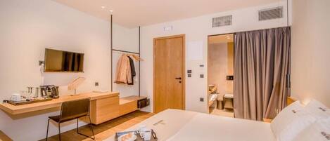 In-room safe, soundproofing, iron/ironing board, free WiFi