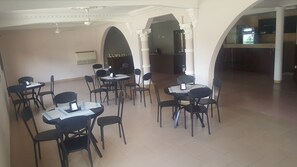 Petit déjeuner, déjeuner et dîner servis sur place