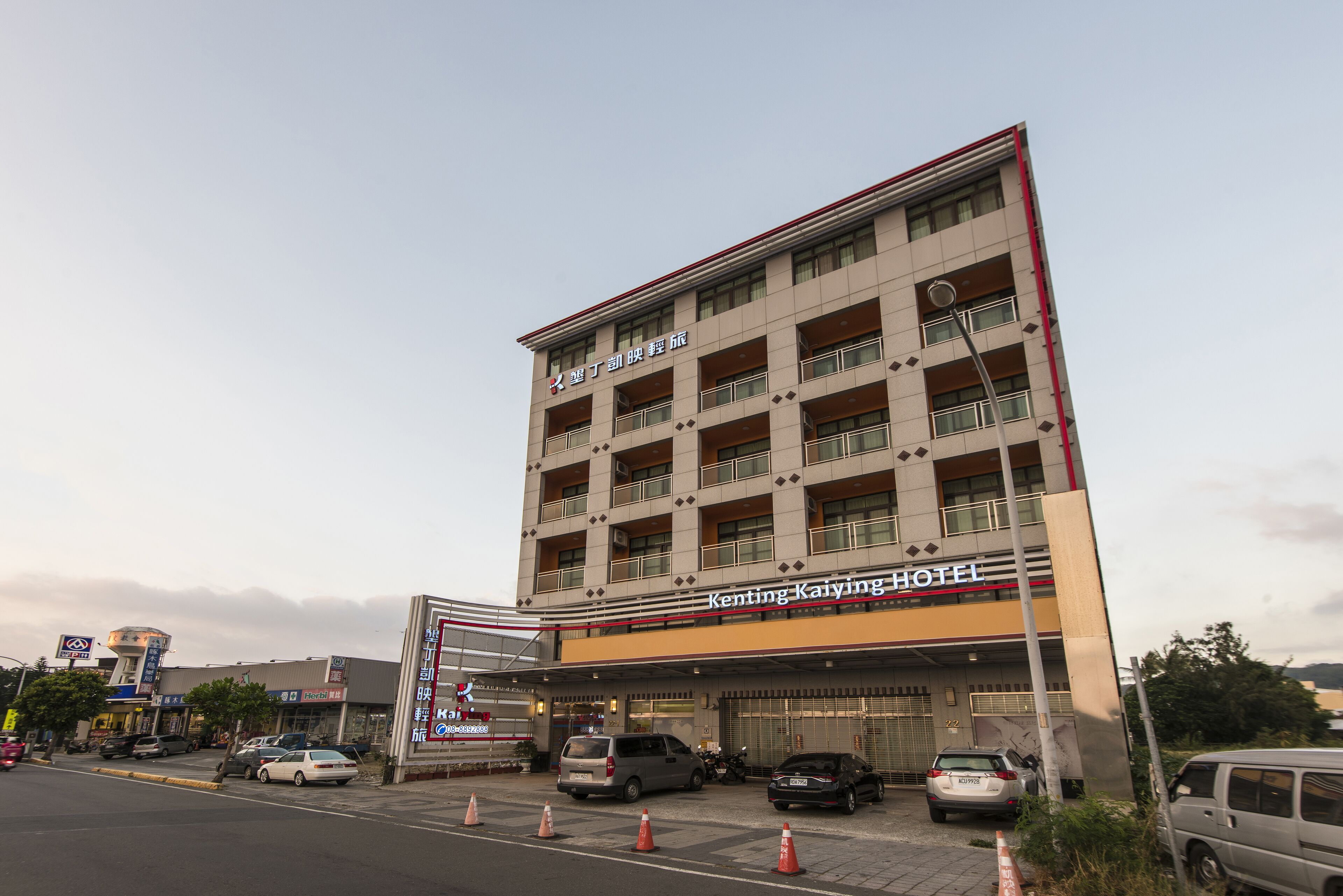 A multi-story hotel with a prominent sign reading "Kenting Kaiying Hotel".