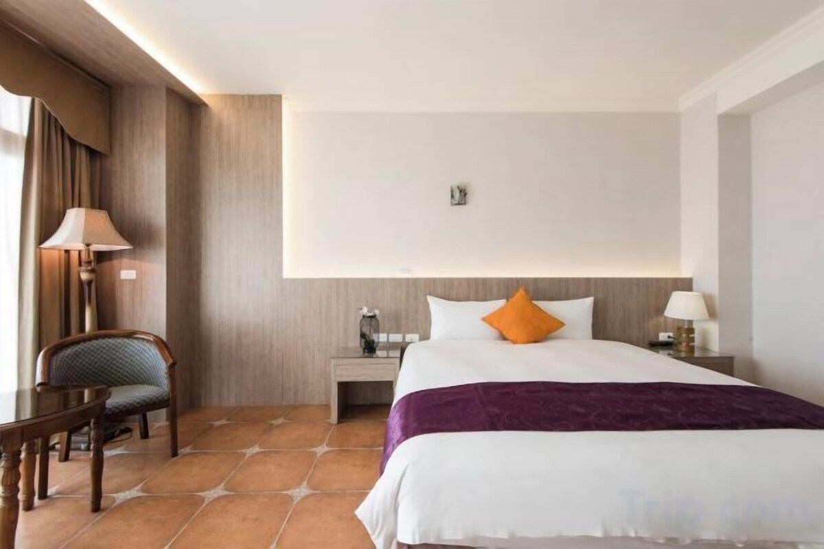 Premium bedding, down comforters, pillowtop beds, desk
