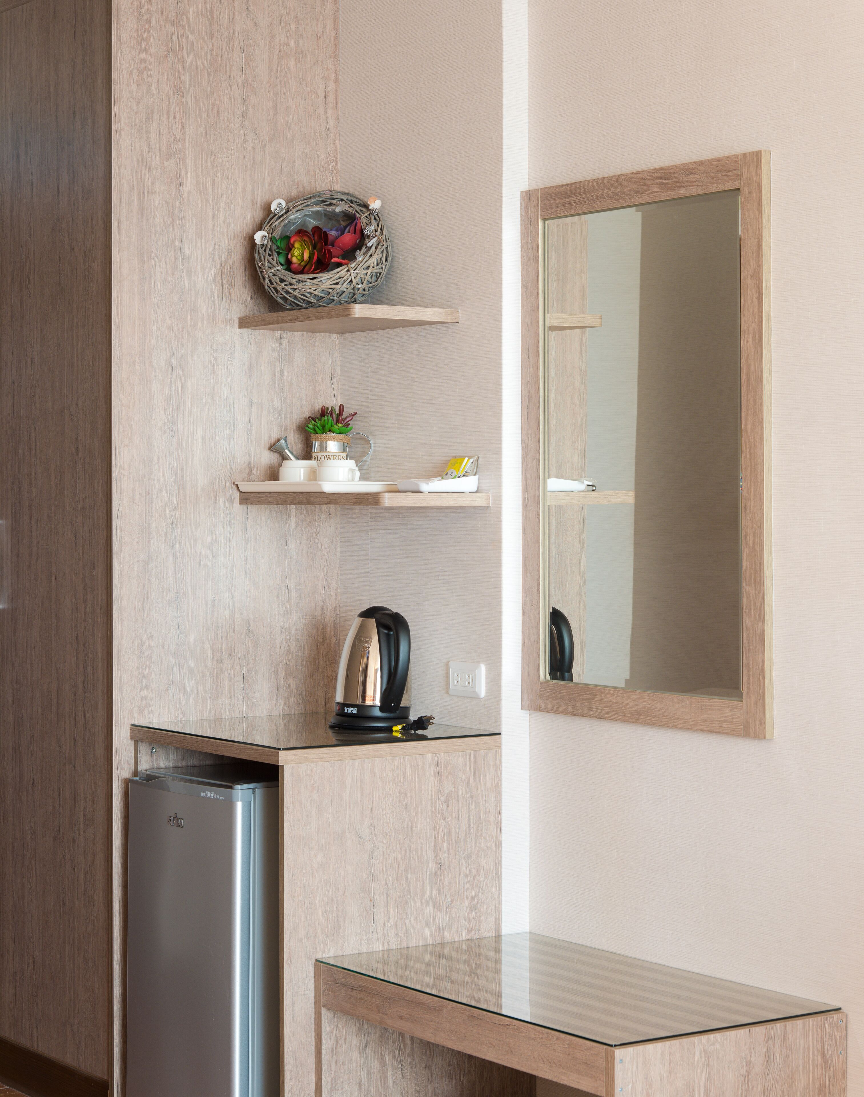 standard double room | premium bedding, down duvets, pillow-top beds, desk