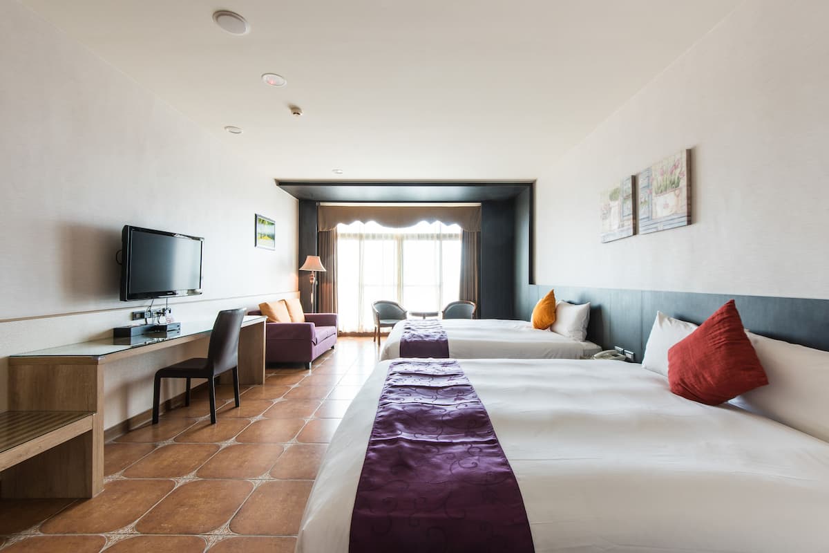 Standard-Vierbettzimmer | Hochwertige Bettwaren, Daunenbettdecken, Pillowtop-Betten, Schreibtisch