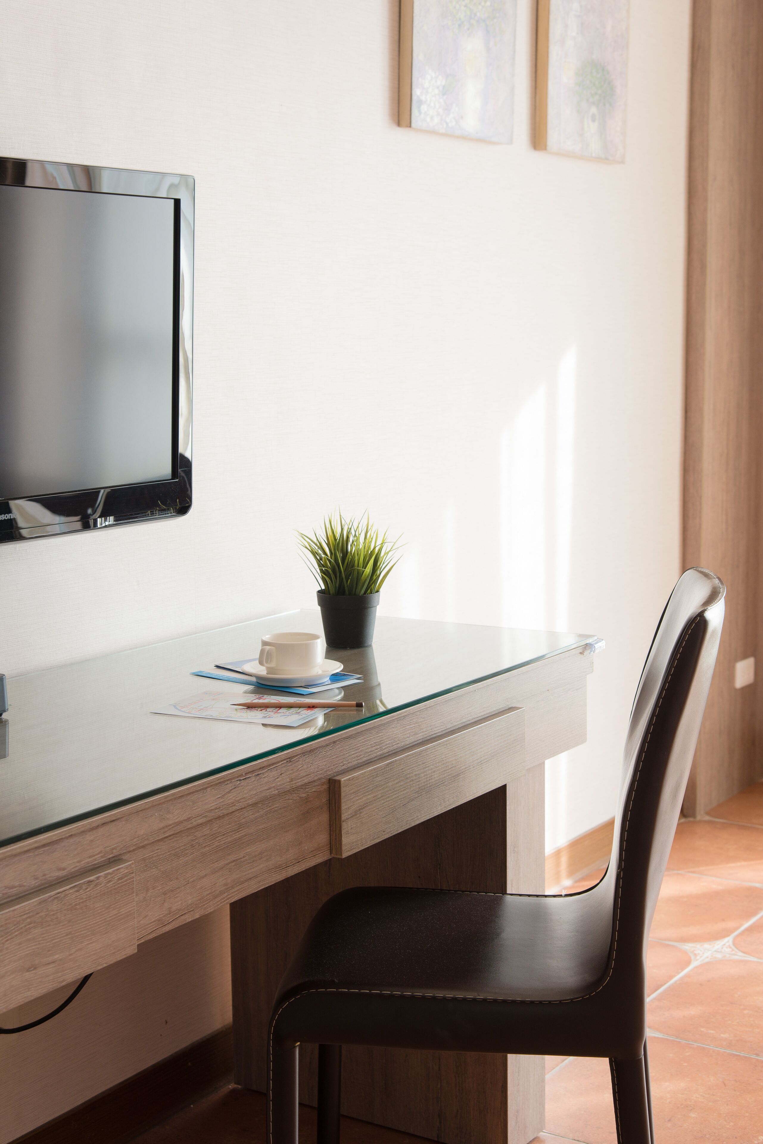 standard double room | premium bedding, down duvets, pillow-top beds, desk