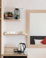 高档床上用品、羽绒被、加厚床垫、办公桌