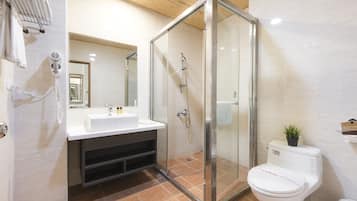 Chambre Double Standard | Salle de bain | Douche, douche à « effet pluie », sèche-cheveux, chaussons