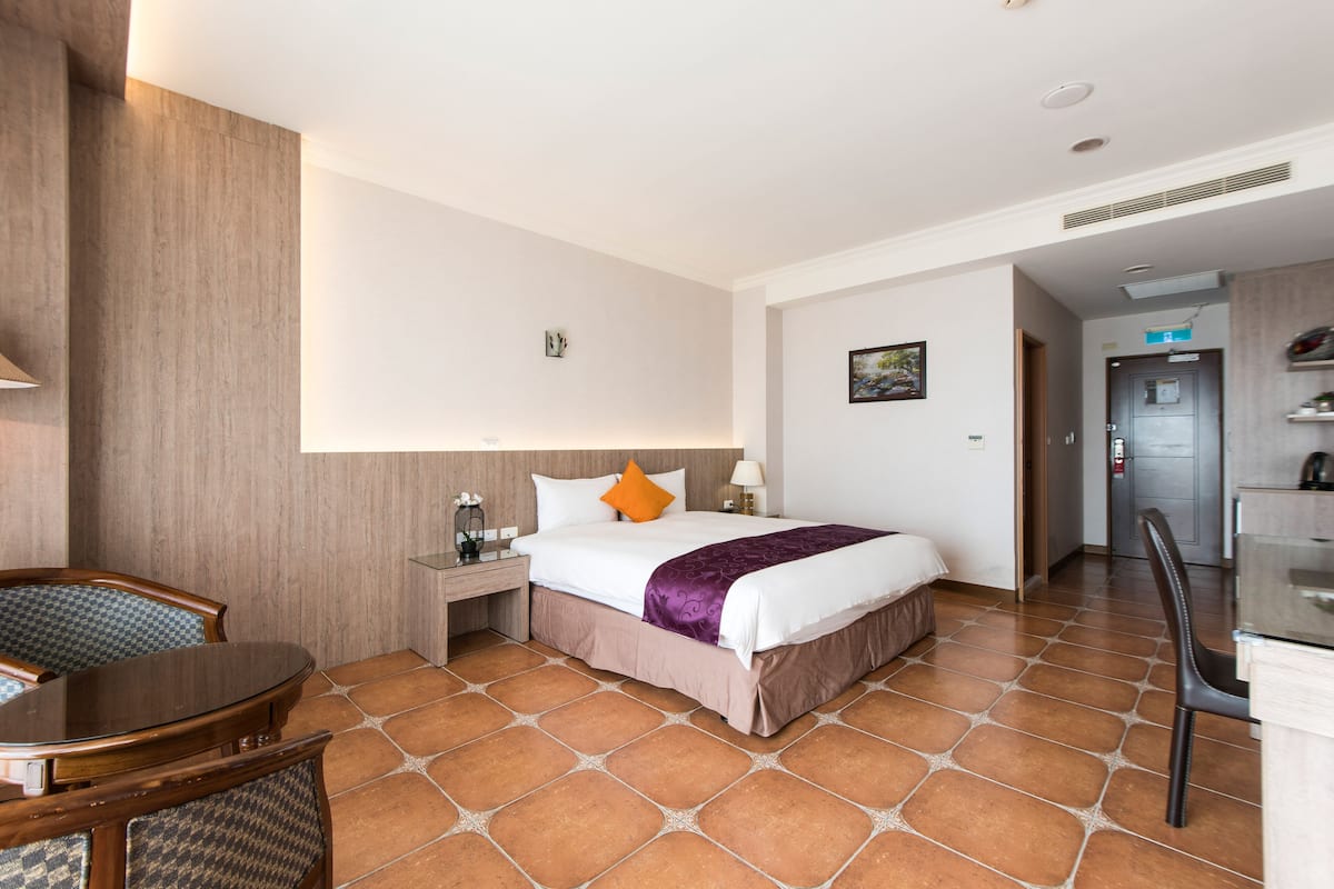 Premium bedding, down comforters, pillowtop beds, desk