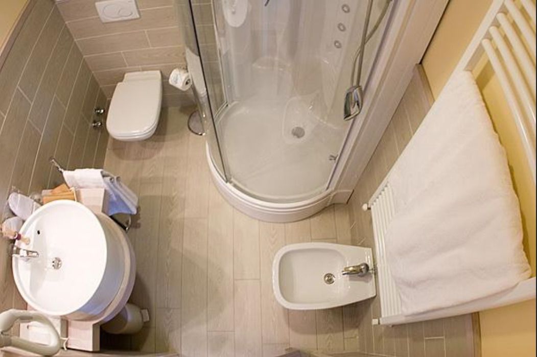 Ducha, cabezal de ducha con hidromasaje, artículos de tocador gratuitos