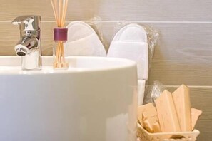 Shower, hydromassage showerhead, free toiletries, hair dryer - Hotel KUBE (Folgaria)