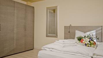 Desk, soundproofing, free WiFi, bed sheets