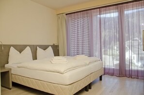 Desk, soundproofing, free WiFi, bed sheets