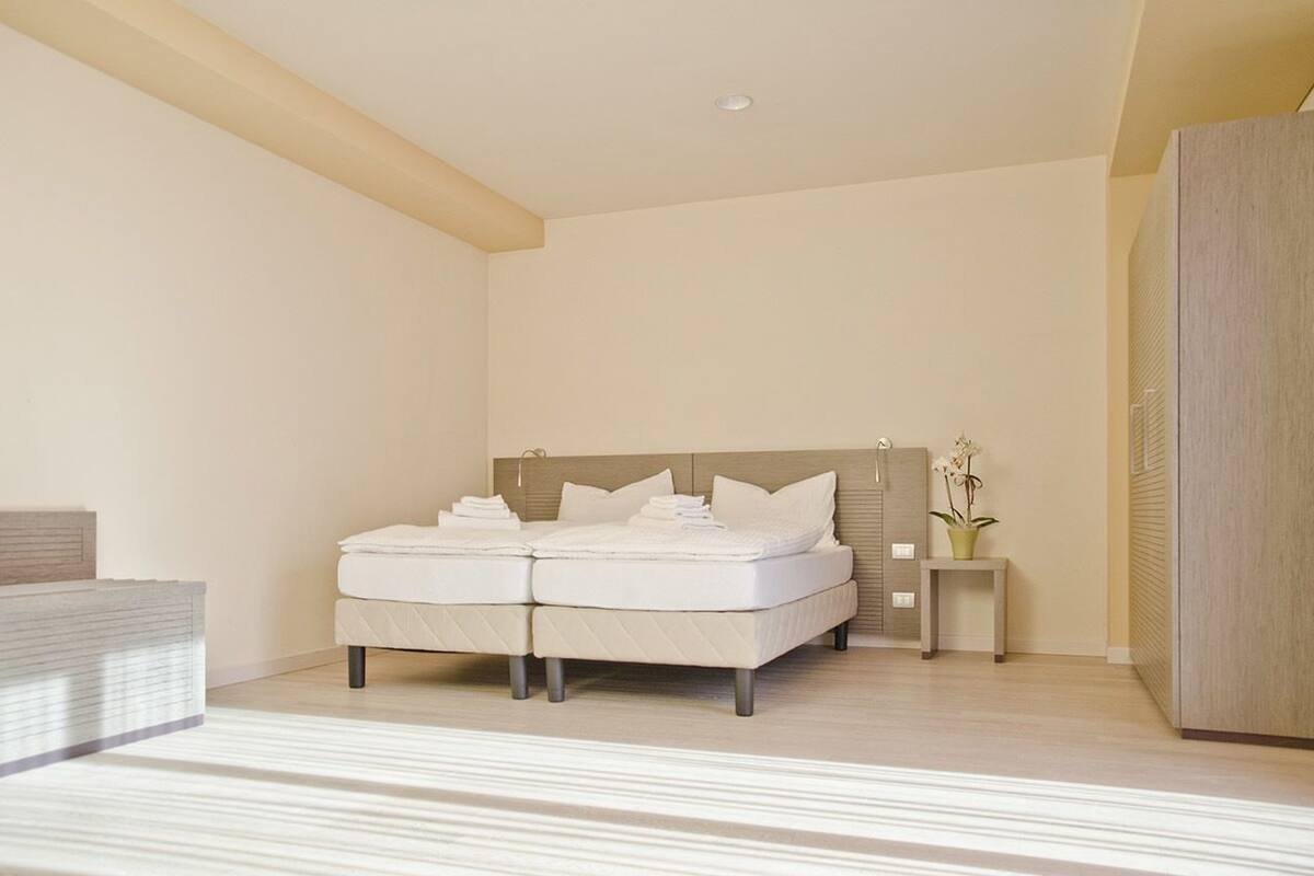 Desk, soundproofing, WiFi (free), bed sheets