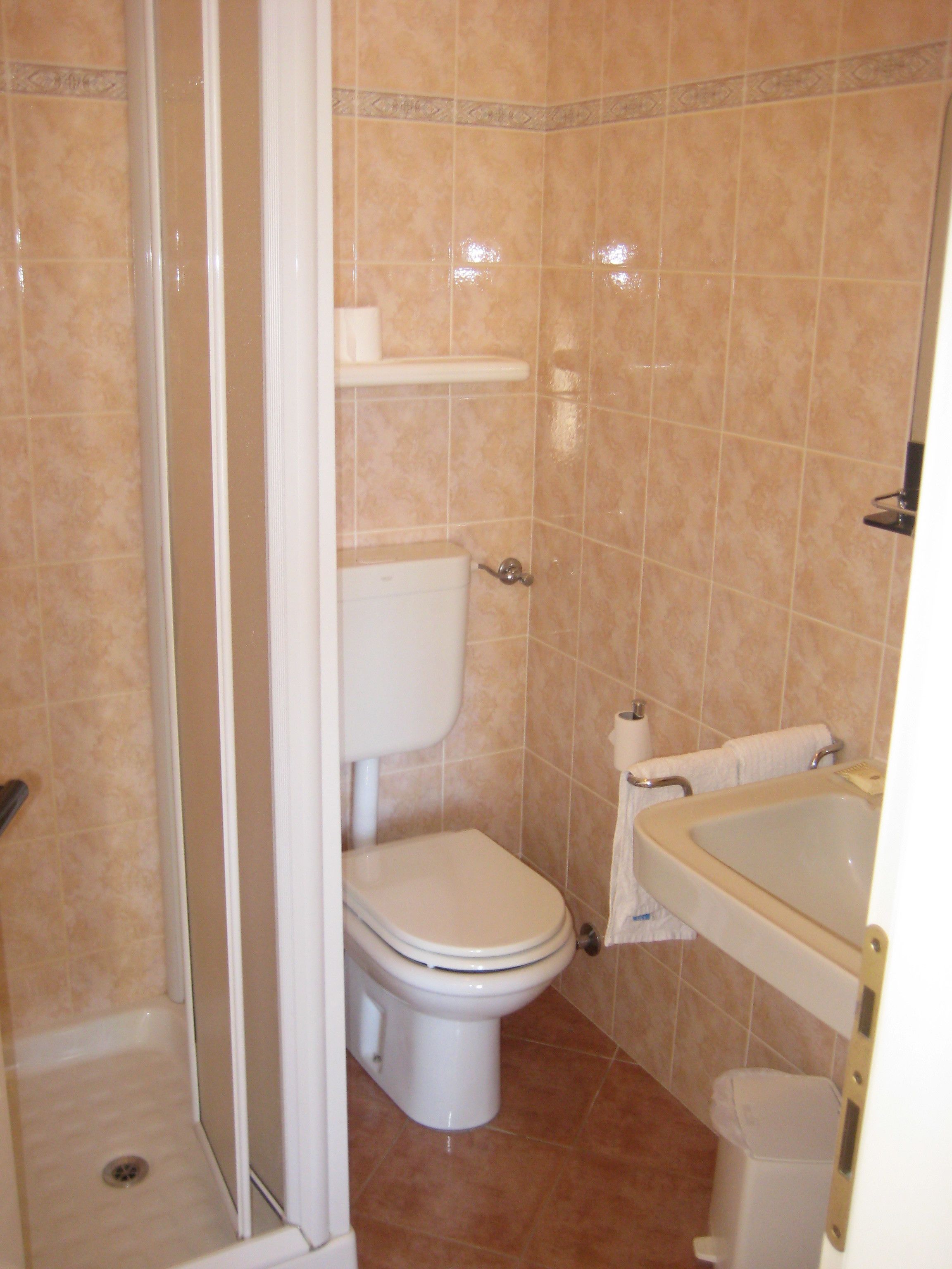 shower, deep-soaking bathtub, rainfall showerhead, free toiletries