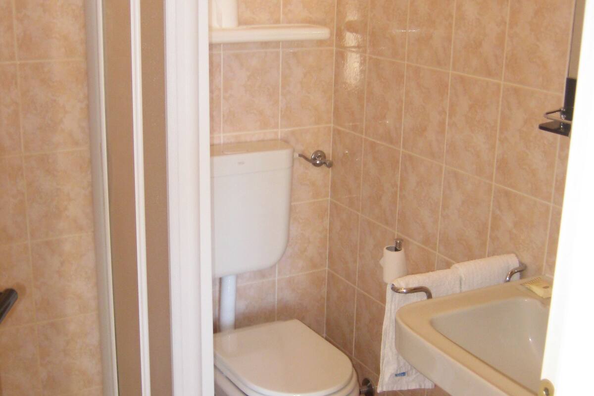 shower, deep-soaking bathtub, rainfall showerhead, free toiletries