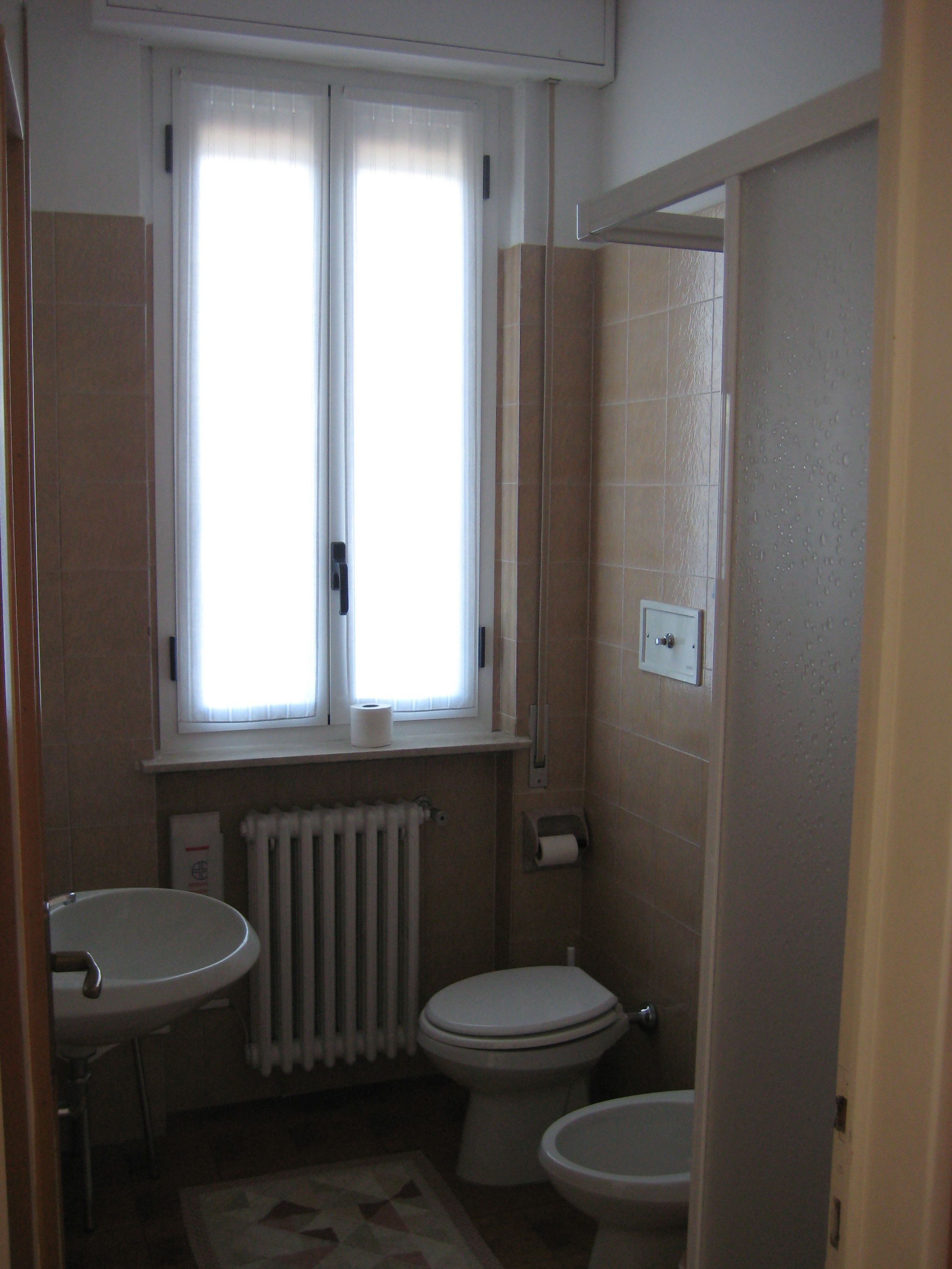 shower, deep-soaking bathtub, rainfall showerhead, free toiletries