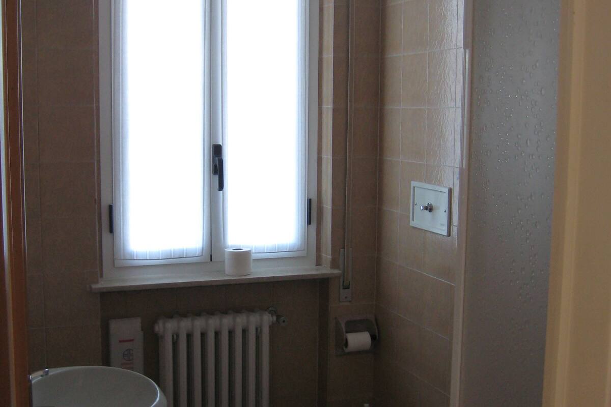 shower, deep-soaking bathtub, rainfall showerhead, free toiletries