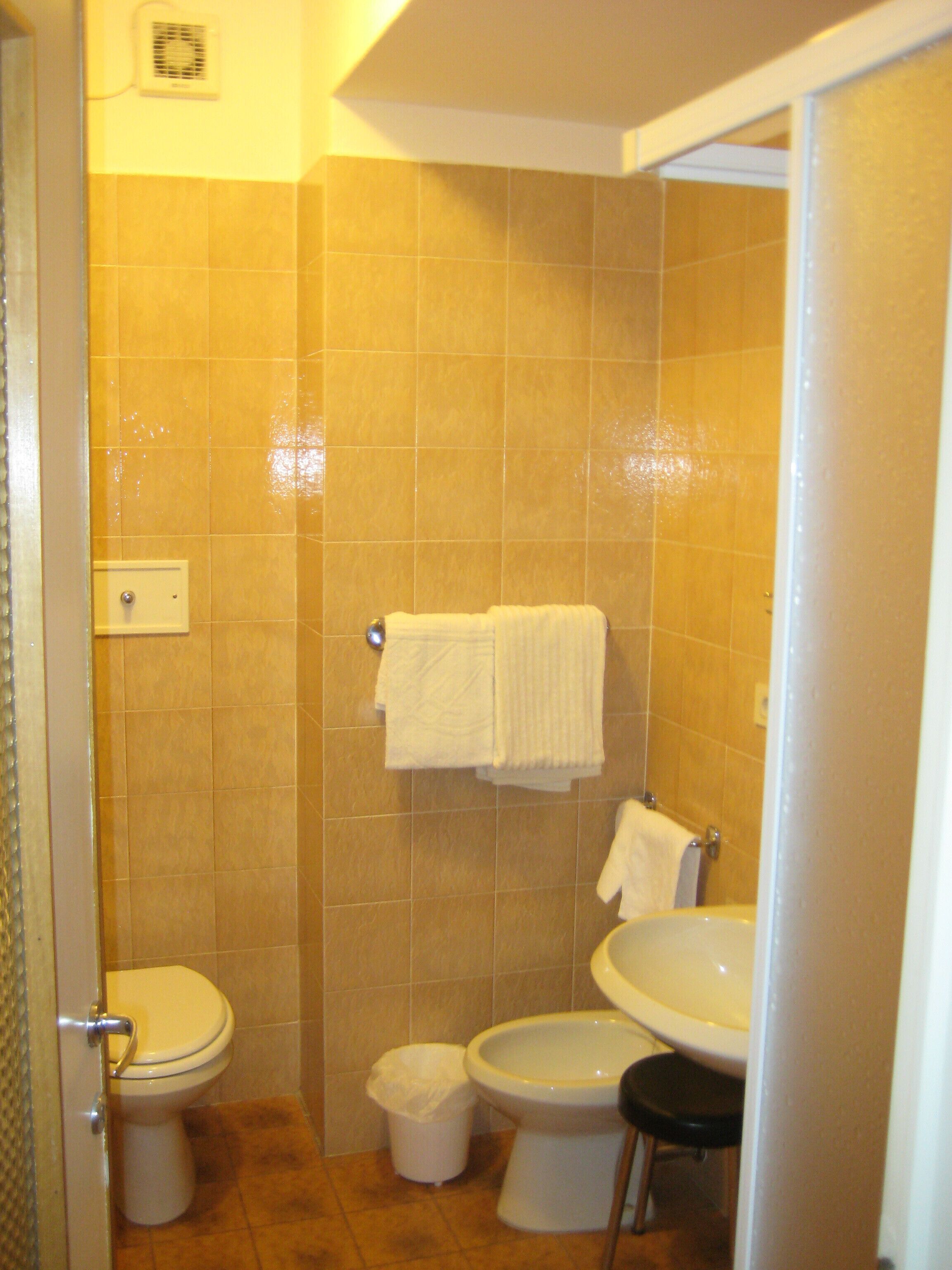 shower, deep-soaking bathtub, rainfall showerhead, free toiletries