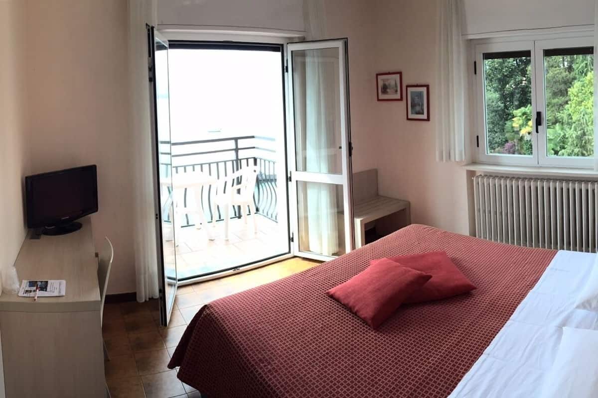 double room, lake view | minibar, in-room safe, desk, cots/infant beds