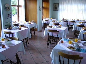 Café da manhã com buffet grátis todos os dias