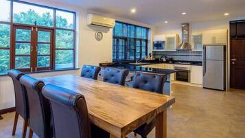 4-Bedroom Pool Villa | In-room dining