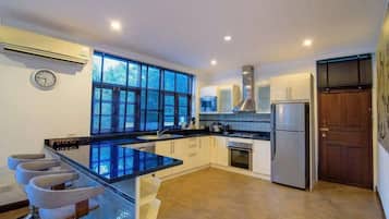 4-Bedroom Pool Villa | Dapur pribadi | Lemari es besar, microwave, oven, dan kompor