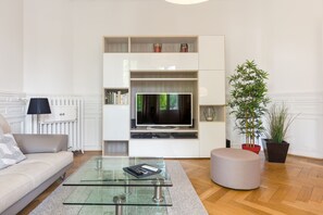 Deluxe Apartment, Private Bathroom, City View (Colmar) | Lounge