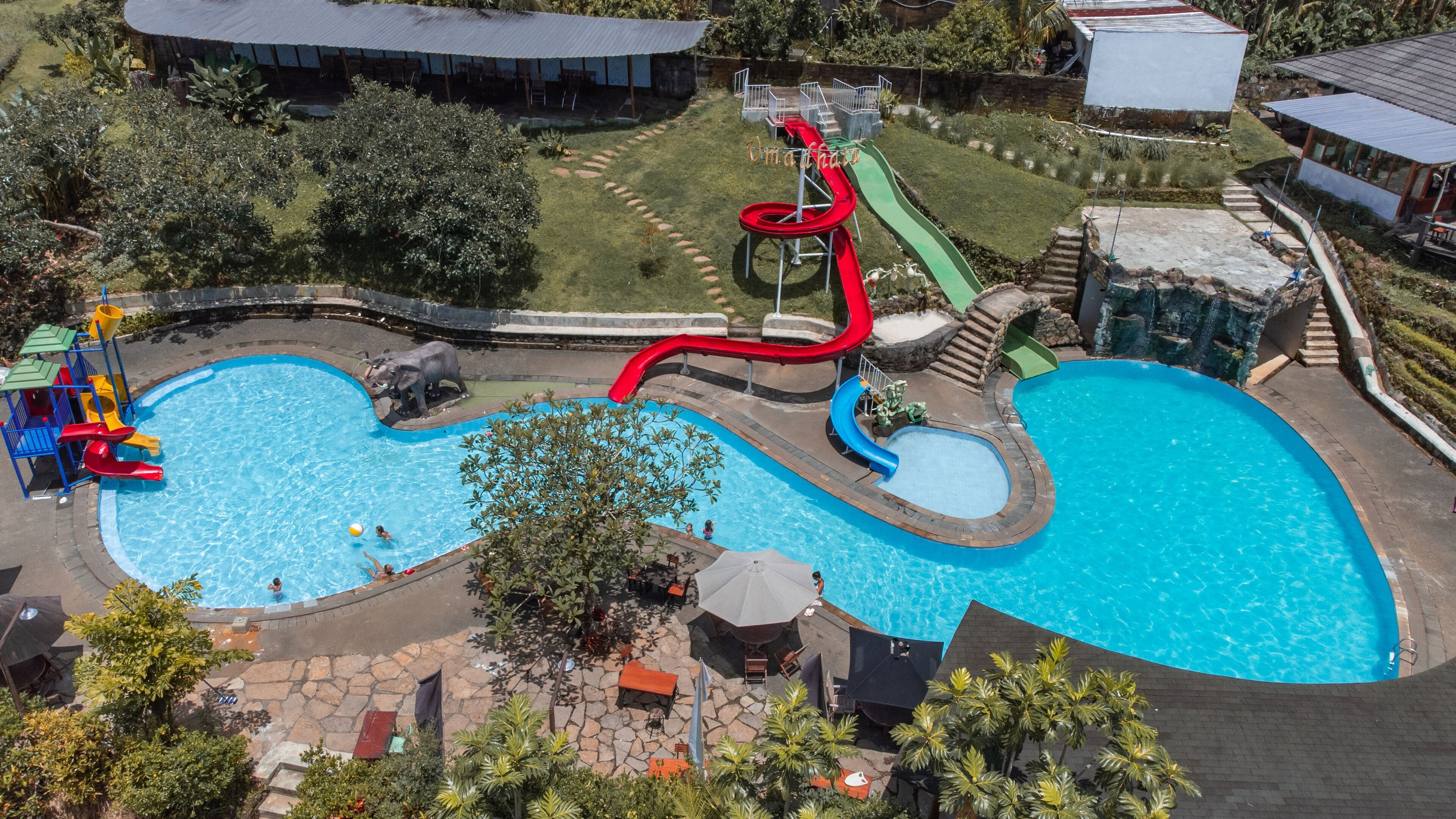 屋外プール、営業時間 7:00 ～ 18:00、カバナ (無料)、プール パラソル