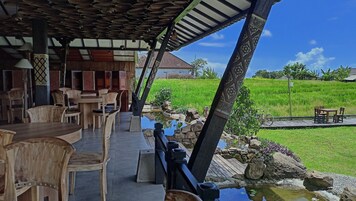 Se sirven desayunos, almuerzos y cenas; cocina local e internacional